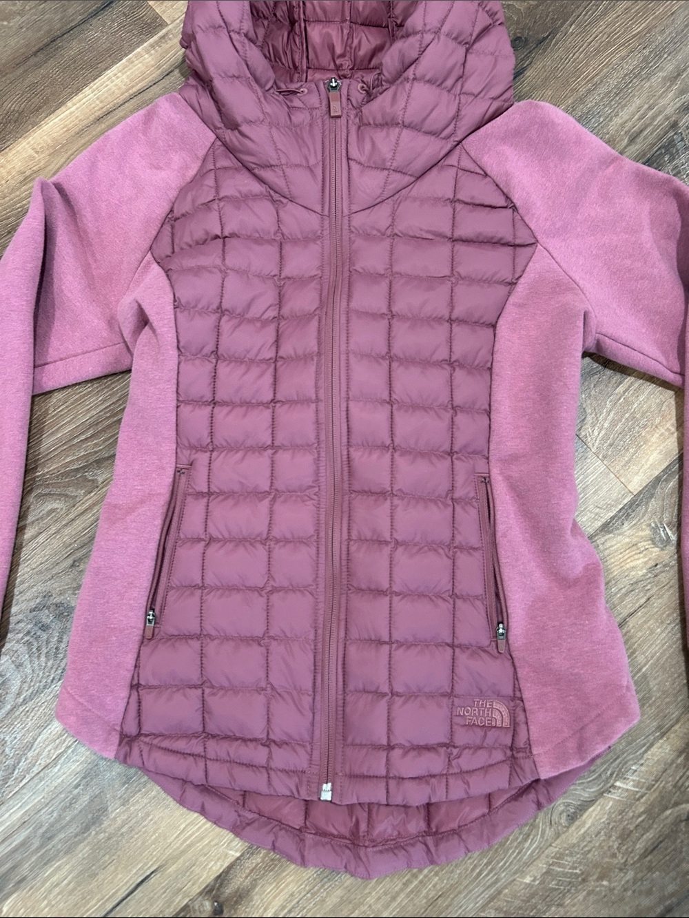 The North Face Womens Endeavor Thermoball Quilted Jacket in Plum | Size Small - Picture 2 of 15